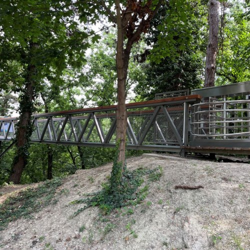 Výplň zábradlia lankovou sieťou a podlahové rošty na chodníku v korunách stromov Balatónboglar