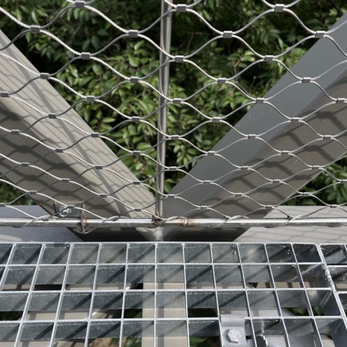 Výplň zábradlia lankovou sieťou a podlahové rošty na chodníku v korunách stromov Balatónboglar