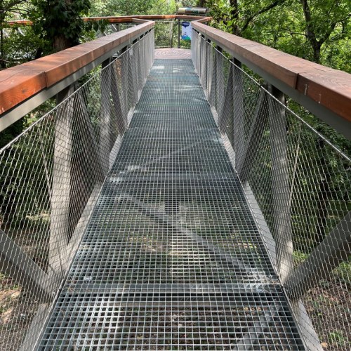 Výplň zábradlia lankovou sieťou a podlahové rošty na chodníku v korunách stromov Balatónboglar